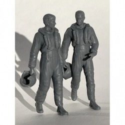 Pilotes de la RAF années 50/60 marchant avec casques Mk 1A à la main